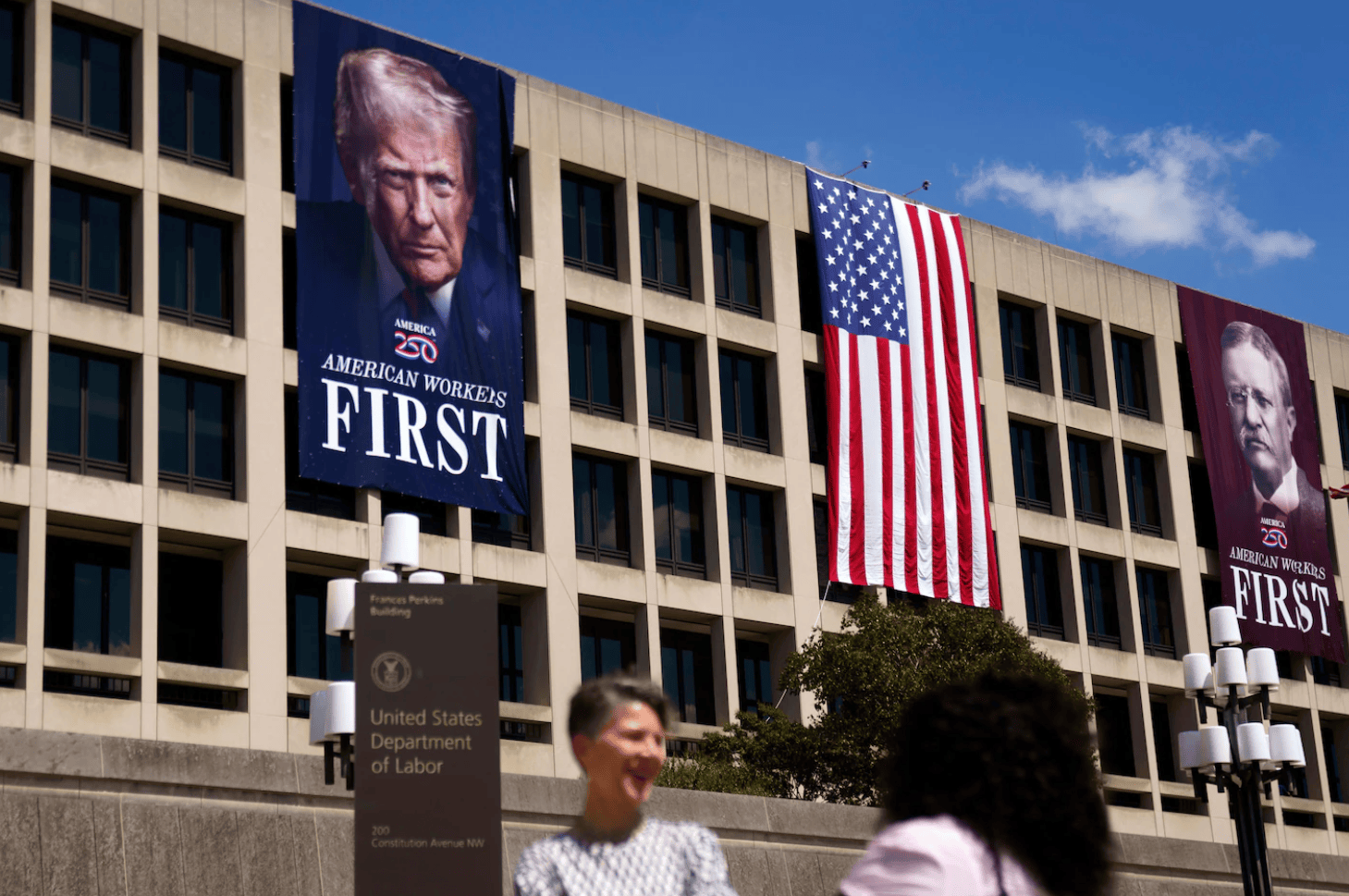 特朗普内阁会议时长超《泰坦尼克号》：3小时“夸声一片”，有的电视直播都不耐烦了