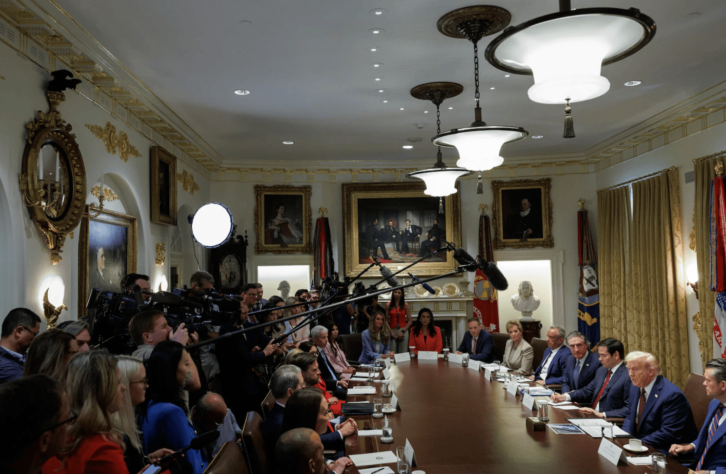 特朗普内阁会议时长超《泰坦尼克号》：3小时“夸声一片”，有的电视直播都不耐烦了