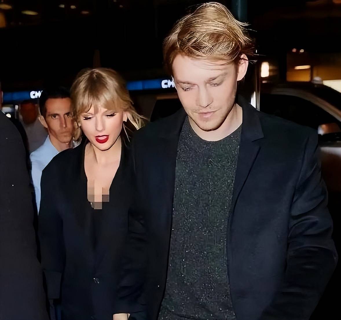 考古|霉霉和35岁橄榄球星订婚，曾拥有87段绯闻和10来个前任的女王这次要修成正果了？