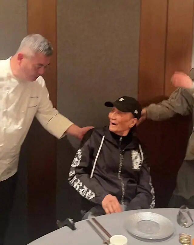 考古|89岁谢贤现身依旧时髦！与小49岁女友分手后开搞事业，疑已交代后事的他太潇洒