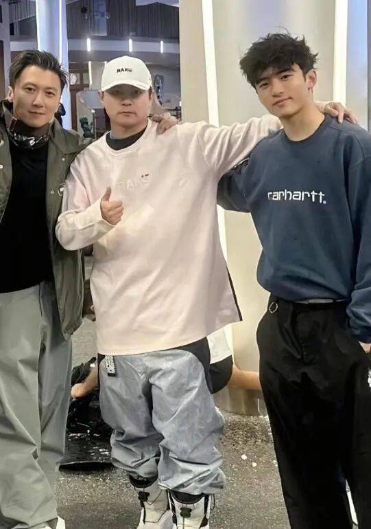 考古|89岁谢贤现身依旧时髦！与小49岁女友分手后开搞事业，疑已交代后事的他太潇洒