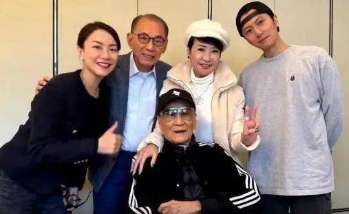 考古|89岁谢贤现身依旧时髦！与小49岁女友分手后开搞事业，疑已交代后事的他太潇洒