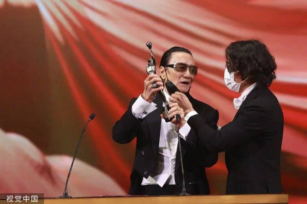 考古|89岁谢贤现身依旧时髦！与小49岁女友分手后开搞事业，疑已交代后事的他太潇洒