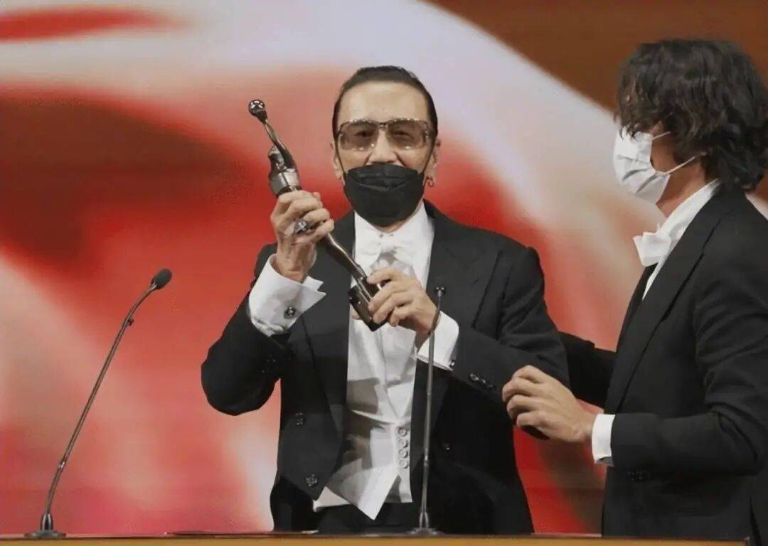 考古|89岁谢贤现身依旧时髦！与小49岁女友分手后开搞事业，疑已交代后事的他太潇洒