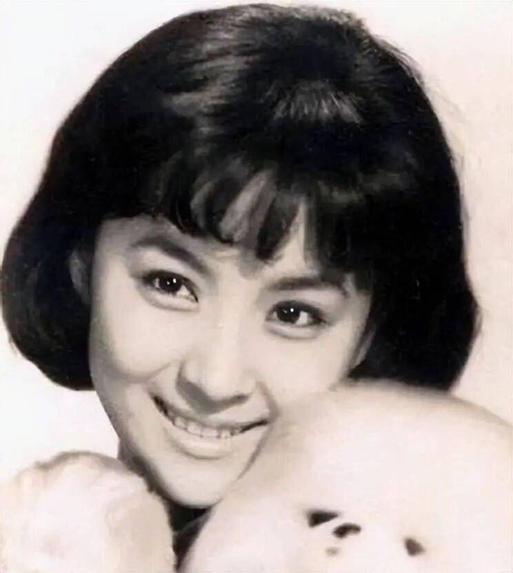 考古|89岁谢贤现身依旧时髦！与小49岁女友分手后开搞事业，疑已交代后事的他太潇洒