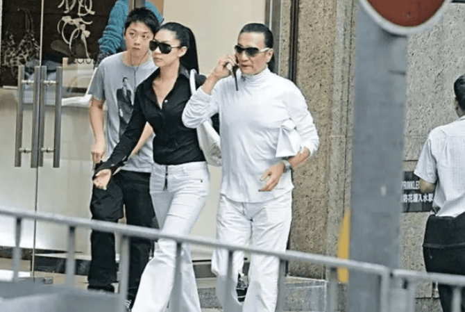 考古|89岁谢贤现身依旧时髦！与小49岁女友分手后开搞事业，疑已交代后事的他太潇洒