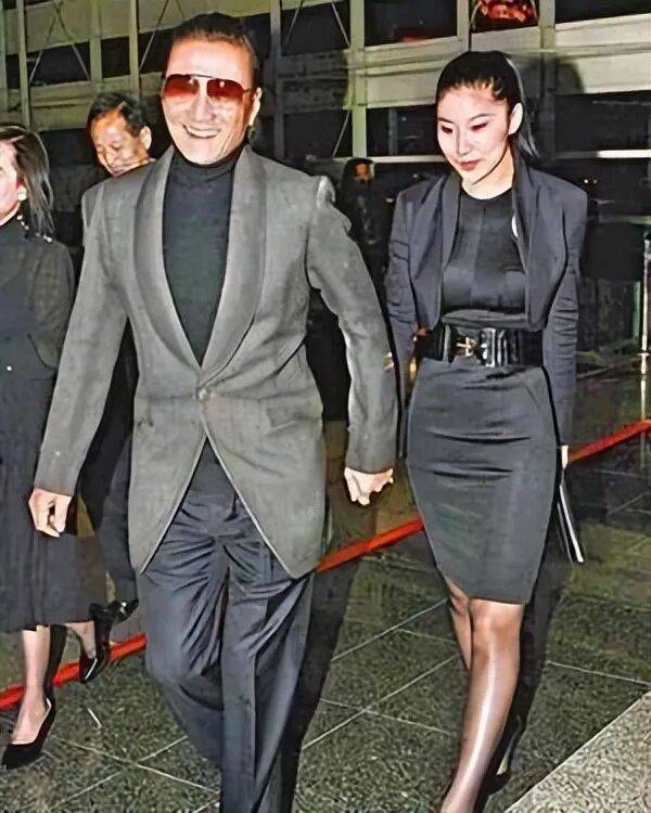 考古|89岁谢贤现身依旧时髦！与小49岁女友分手后开搞事业，疑已交代后事的他太潇洒