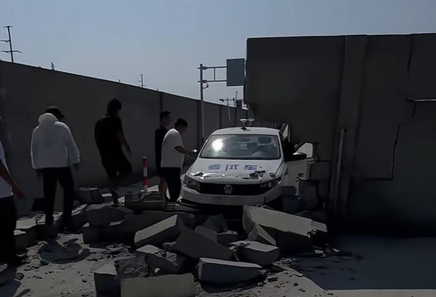 机动车考场内突发惊险一幕：考试车不慎撞上围墙