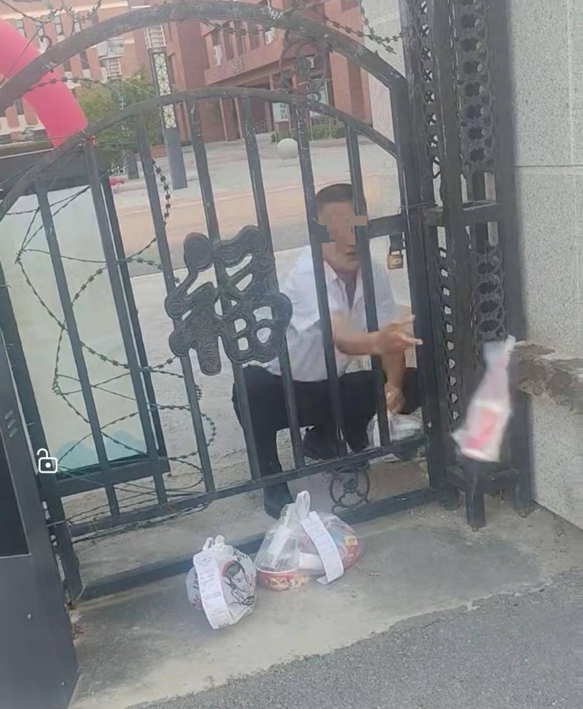 河北石家庄一学校工作人员扔学生外卖？教育局：正调查核实