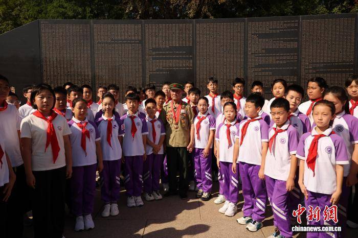 青少年在沈阳抗美援朝烈士陵园上“国旗下的思政课”