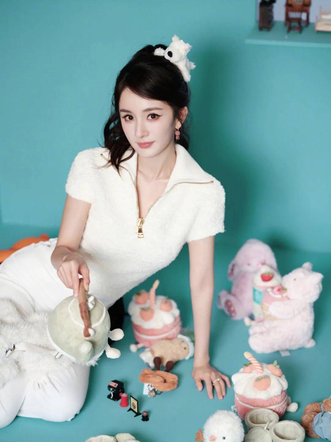 杨幂把钥匙扣扎在马尾上，瞬间实现满39减20！