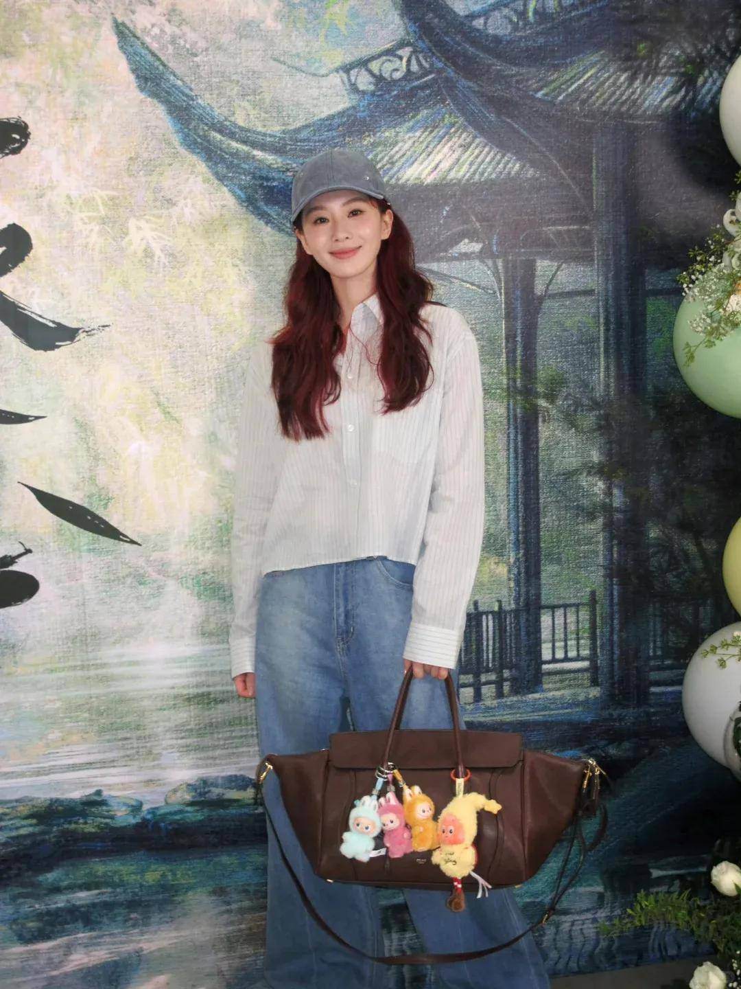 杨幂把钥匙扣扎在马尾上，瞬间实现满39减20！