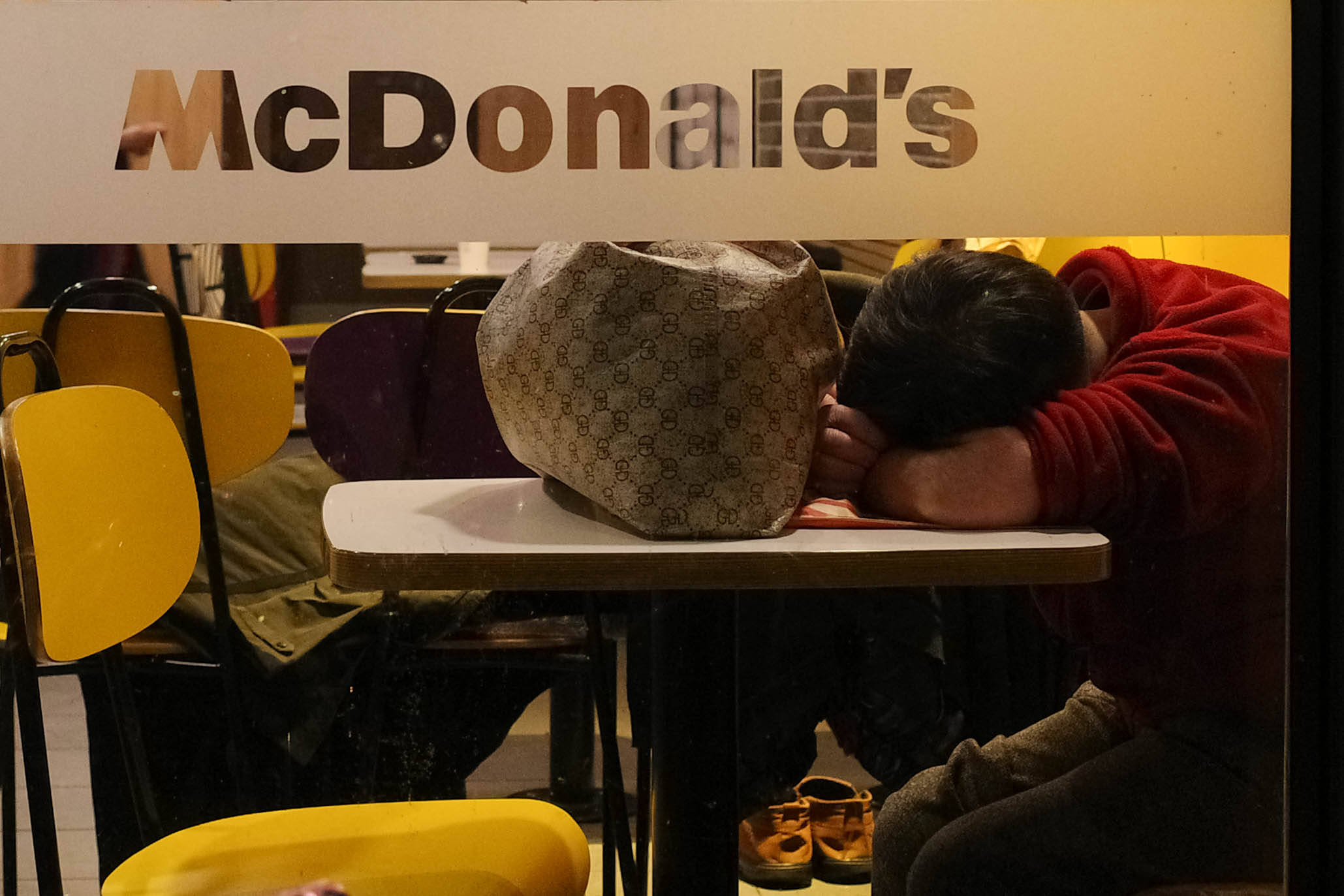 麦当劳夜宿者：老人占六成，各有心酸事