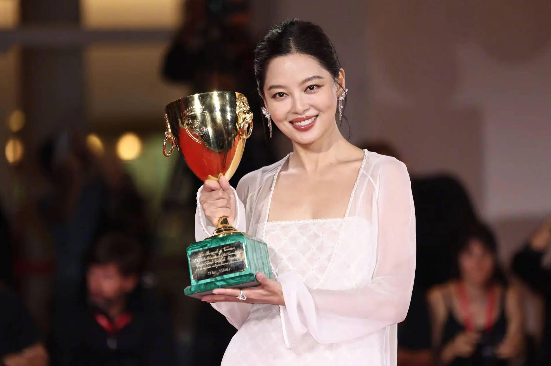 甄子丹回应带辛芷蕾入行：终究还是靠她自己