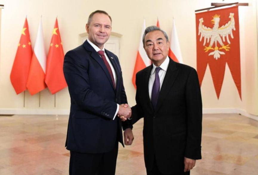 王毅外长刚离开，波兰便推翻承诺，拒绝开放边境，阻拦中欧班列通行