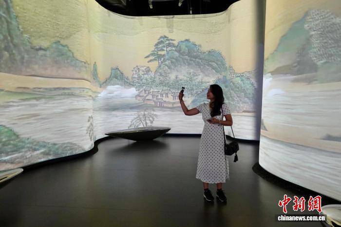 浙江杭州：中外媒体探访西湖 感受世界遗产之美