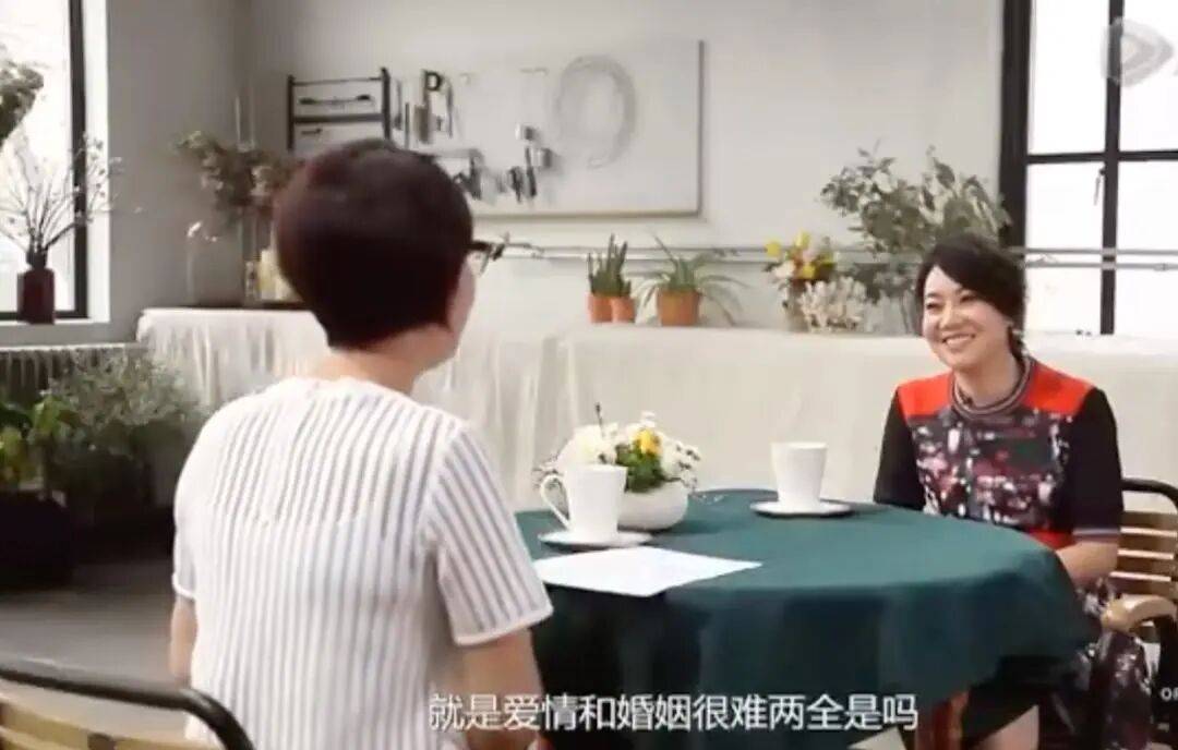 闫妮微醺式演唱再上热搜！35岁爆红后速成大满贯视后，她是松弛美学的代言人