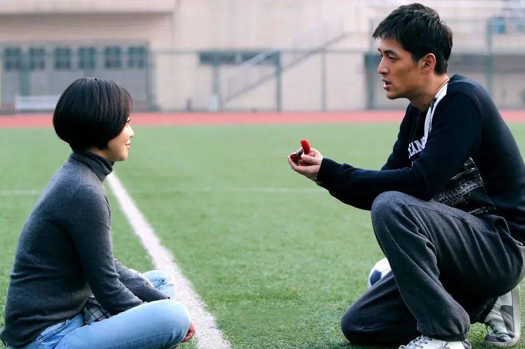 闫妮微醺式演唱再上热搜！35岁爆红后速成大满贯视后，她是松弛美学的代言人