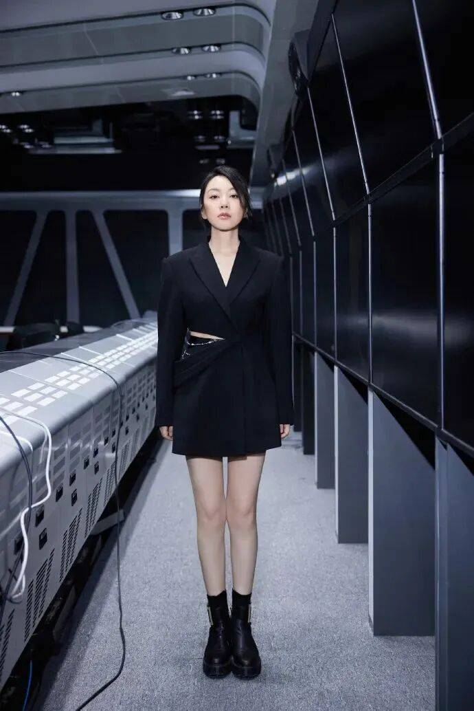 闫妮微醺式演唱再上热搜！35岁爆红后速成大满贯视后，她是松弛美学的代言人