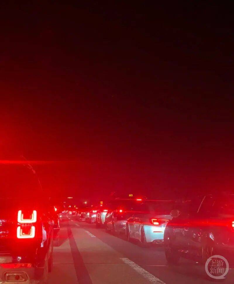 “第一天出去旅游的人已老实”！售罄、约满，多地景区紧急提醒！有的一天涌入44万人