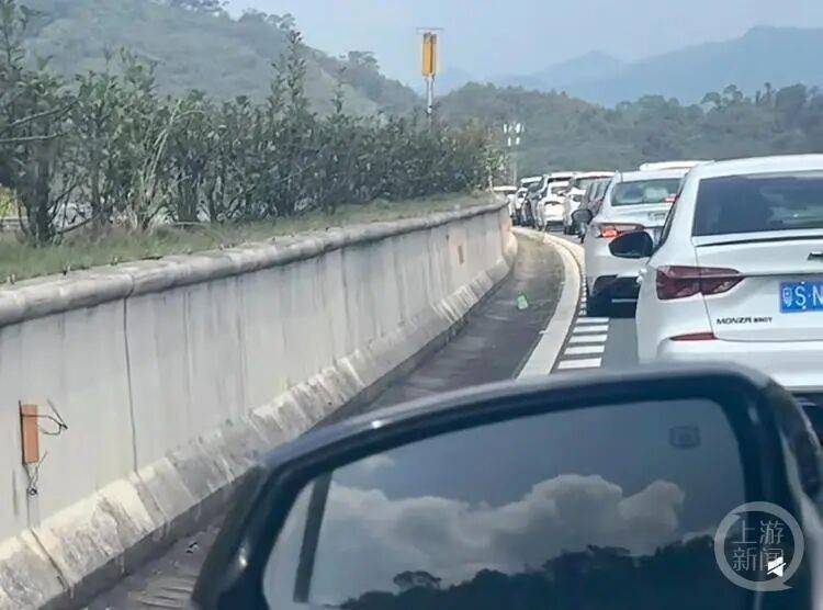 “第一天出去旅游的人已老实”！售罄、约满，多地景区紧急提醒！有的一天涌入44万人