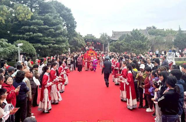 国庆期间，山西各地迎来客流高峰