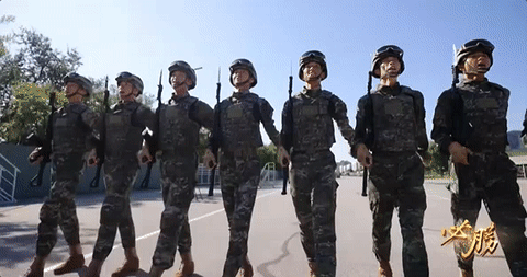 首次披露！九三阅兵刺刀全开刃！