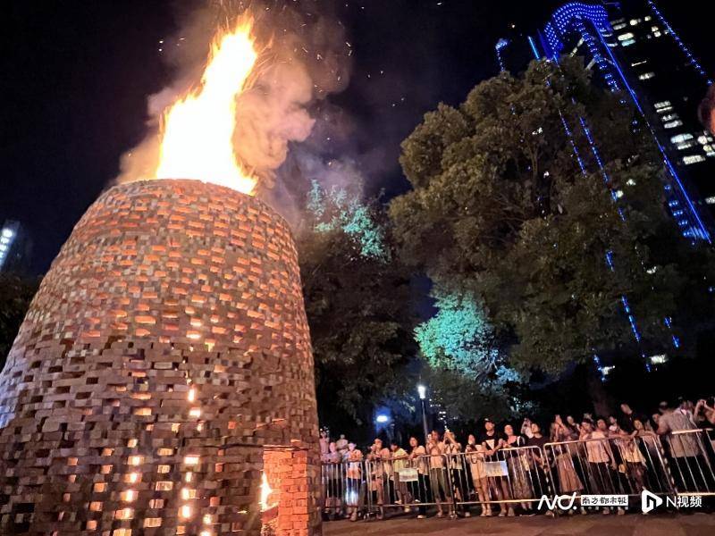 八月十五，广州猎德烧番塔，传统民俗与商业区高楼大厦相辉映