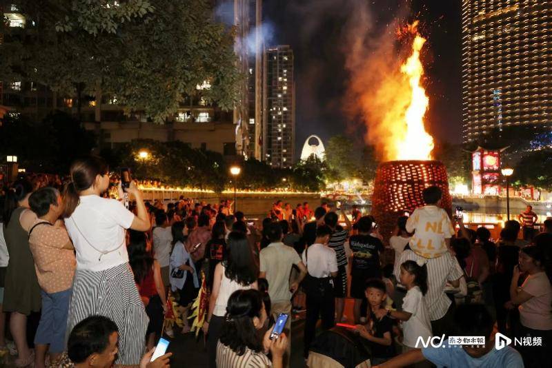 八月十五，广州猎德烧番塔，传统民俗与商业区高楼大厦相辉映