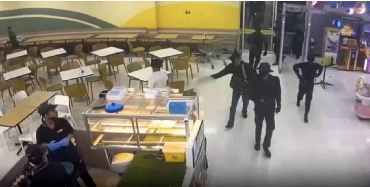 泰国一群蒙面劫匪持枪洗劫金店，一军人中弹