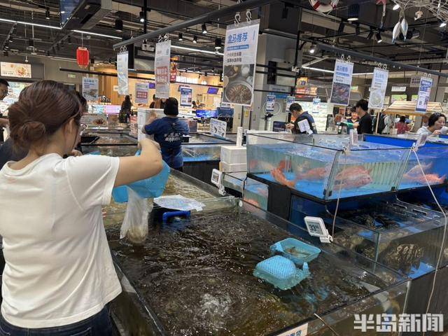 国庆假期梭子蟹大闸蟹成“香饽饽”