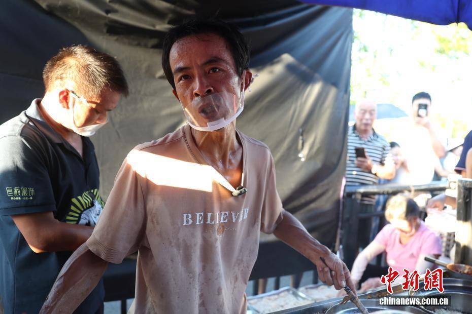 江西景德镇“鸡排哥”的中秋节：摊位成景 坚守为客