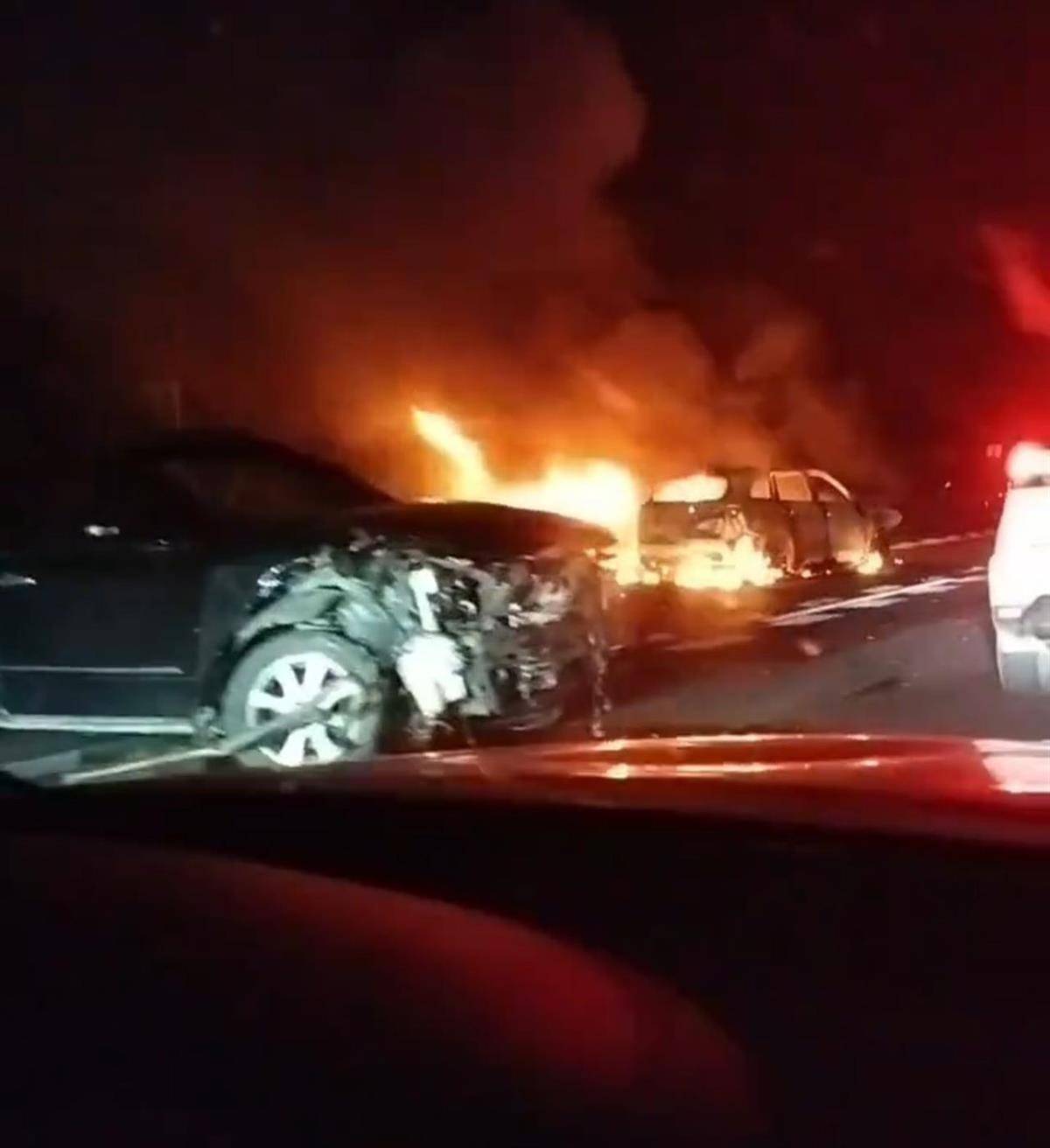 深南高速一车祸致2死3伤，一位目击者称车上有甩棍没有当场施救，事后得知两人死亡他“觉得好惭愧”