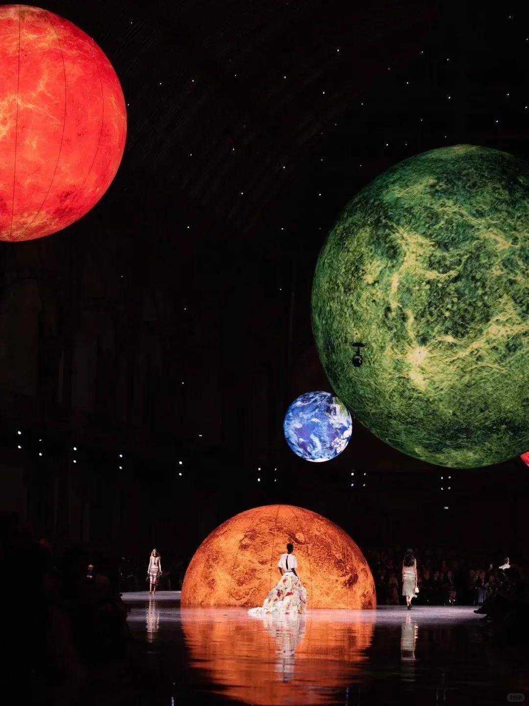 周迅、窦靖童、刘雯、井柏然同框围观香奈儿的新秘密