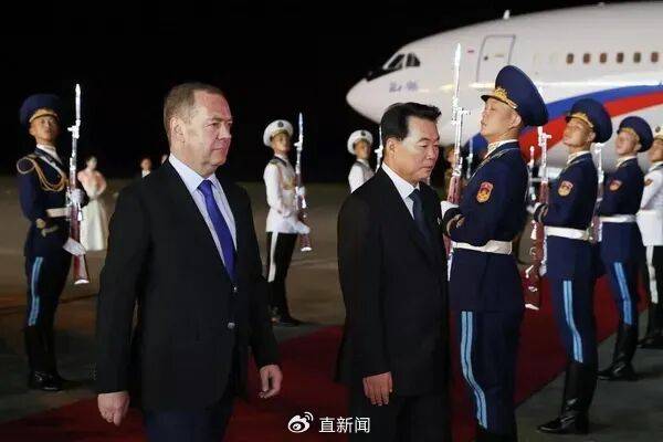 梅德韦杰夫抵朝鲜时发帖：朋友依然相伴，敌人则瑟缩颤抖