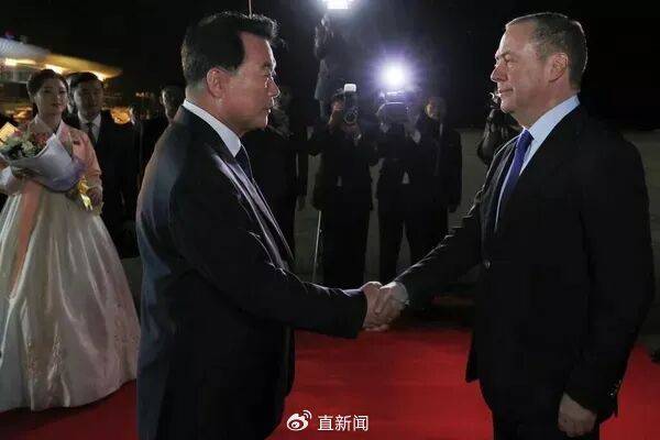 梅德韦杰夫抵朝鲜时发帖：朋友依然相伴，敌人则瑟缩颤抖