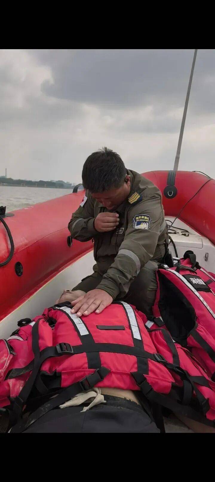 230斤重小伙酒后落水，漂浮7小时终获救……