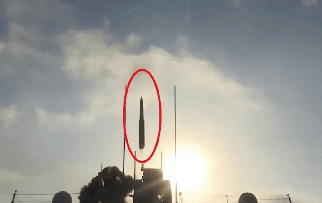 中美海军正面交锋？中国海军055大驱与美航母编队狭路相逢，双方都进入舰炮打击范围