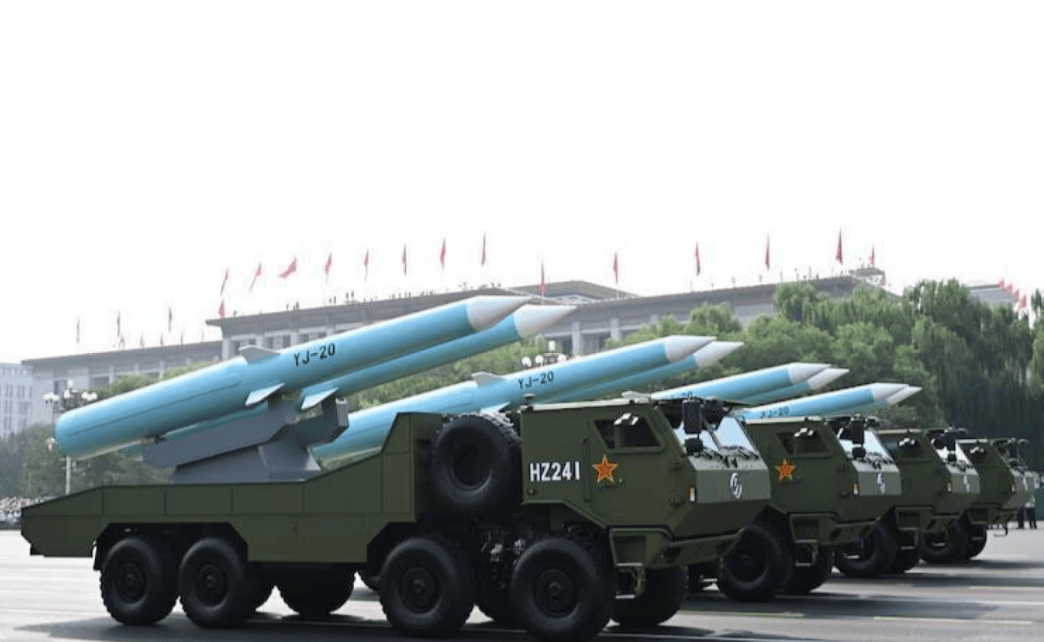 中美海军正面交锋？中国海军055大驱与美航母编队狭路相逢，双方都进入舰炮打击范围