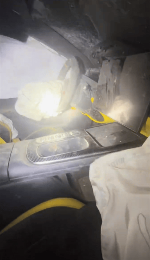 新疆一小米SU7 Ultra飞坡10多米翻滚多圈！车主发文：门能开，没起火