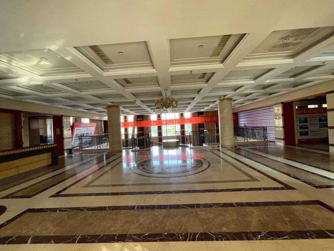 3256平米别墅288万起拍，单价不到900元，内景配置曝光，目前0人报名；拍卖商回应：在开发商名下，想通过拍卖吸引更多人参与