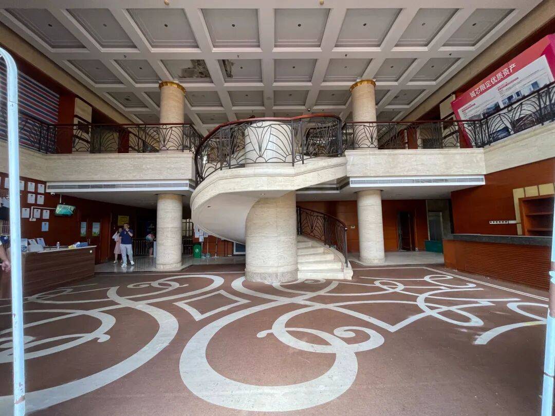 3256平米别墅288万起拍，单价不到900元，内景配置曝光，目前0人报名；拍卖商回应：在开发商名下，想通过拍卖吸引更多人参与