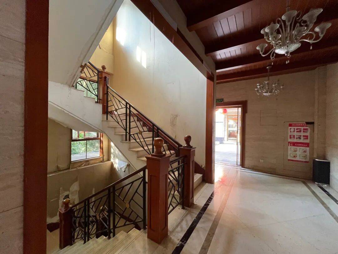 3256平米别墅288万起拍，单价不到900元，内景配置曝光，目前0人报名；拍卖商回应：在开发商名下，想通过拍卖吸引更多人参与