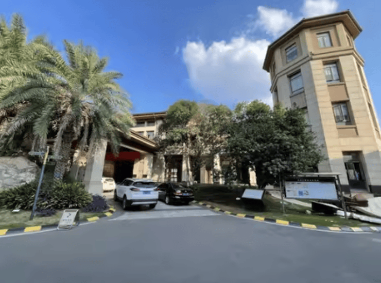 3256平米别墅288万起拍，单价不到900元，内景配置曝光，目前0人报名；拍卖商回应：在开发商名下，想通过拍卖吸引更多人参与