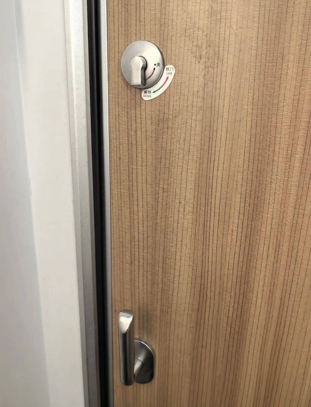 乘客被困高铁厕所10分钟，“连续敲门吸引他人注意后脱困”！12306回应