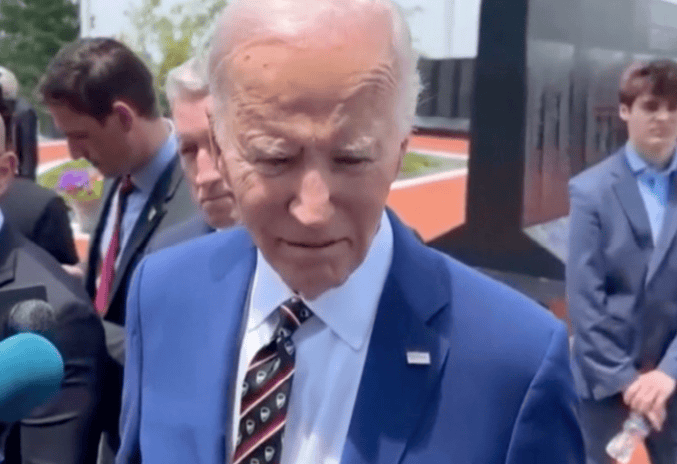 82岁拜登前列腺癌放疗后首露面，扶人缓行，右眼上方疤痕明显，此前确诊癌已扩散至骨头