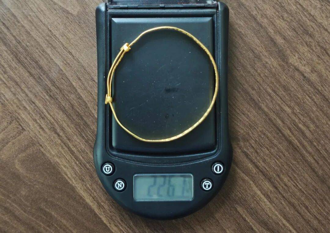 浙江女子集市上免费洗金镯被洗掉5克！警方：摊贩用“王水”盗窃黄金，已刑拘