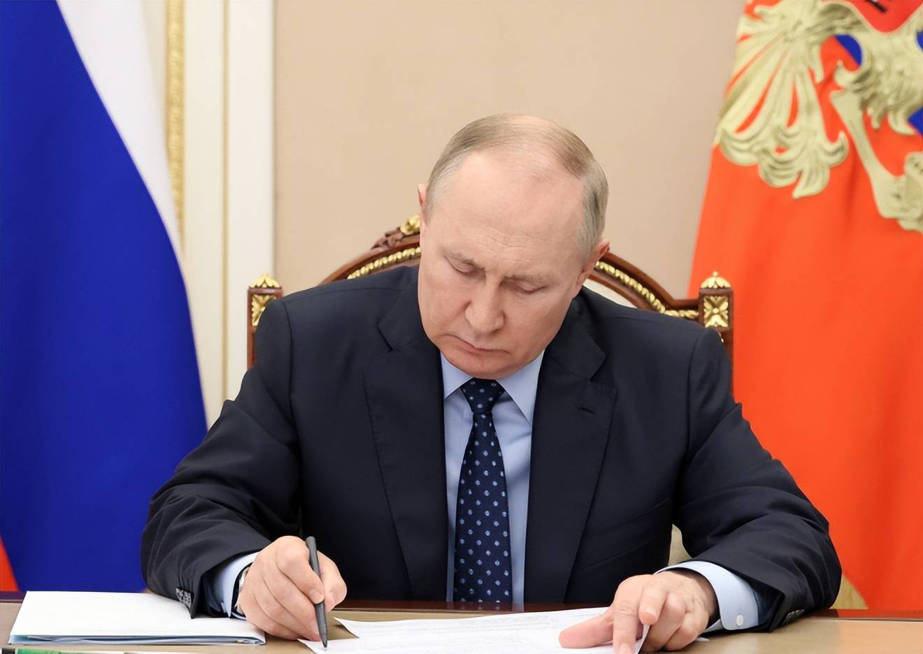 普京已经签署总统令，决定向20多国“广而告之”，为9年后的接班人提前布局！