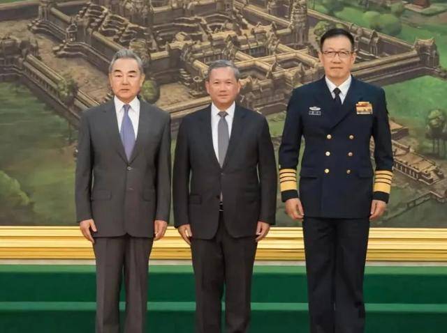 中国邻国联手挑衅，关键时刻，王毅直奔东盟，中方换了新打法